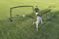 Det er vigtigt, at børn får masser af frisk luft og bevæget kroppen. Det kan derfor være en god ide at fremrykke planlagte sommerindkøb, såsom havetrampolin, gyngestativ eller som her et fodboldmål. Foto: PR.