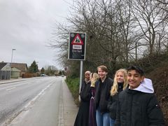 Eleverne fra 8.C på Holme skole - Hanna, Melika, Esther, Matilde og Önder - observerer trafikken for at få inspiration til deres film, som skal få flere unge til at færdes sikkert i trafikken (foto: GF Fonden)