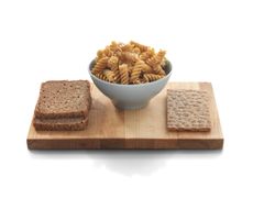 I Danmark anbefales man at spise 75 gram fuldkorn om dagen. Billedet viser eksempler på, hvad man kan spise for at nå denne mængde (Foto: Fuldkornspartnerskabet)