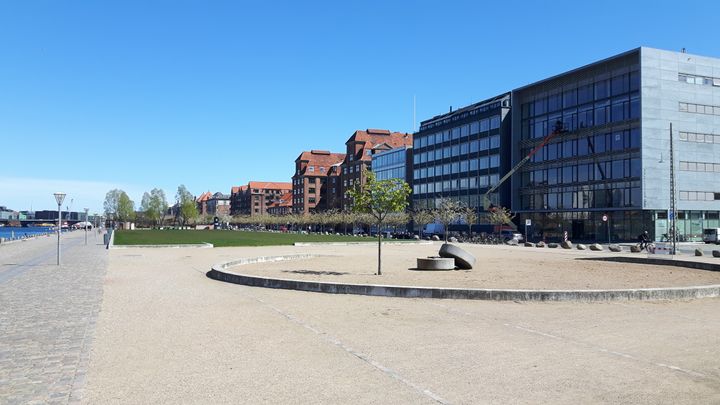 Sparekassen Sjælland-Fyns kommende erhvervscenter og filial på Islands Brygge 43 (stueetagen i den sorte bygning til højre) bliver samlet set på 550 m2 og både erhvervskunder, privatkunder og Private Banking vil blive betjent.