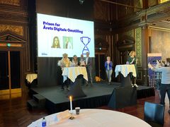 Henrik Jeppesen, CEO hos Fibo Intercon får overrakt prisen af Digitaliserings- og ligestillingsminister Marie Bjerre og formand for SMV:Boardet Evita Rosdahl