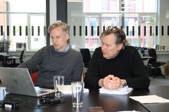 Forskningschef Lasse Skovgaard og professor i neurologi Finn Sellebjerg, hhv. sekretær og formand for Scleroseforeningens Forskningsudvalg
