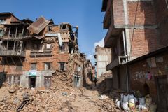 To jordskælv efter hinanden skabte massive ødelæggelser i Nepal. Mission Øst gav akuthjælp og genopretter nu vandsystemer.