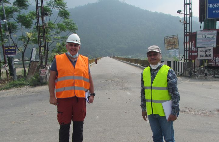 Swecos konsulent Antonio Hidalgo Barrantes inspicerer vejen sammen med en lokal konsulent. Foto: Sweco.