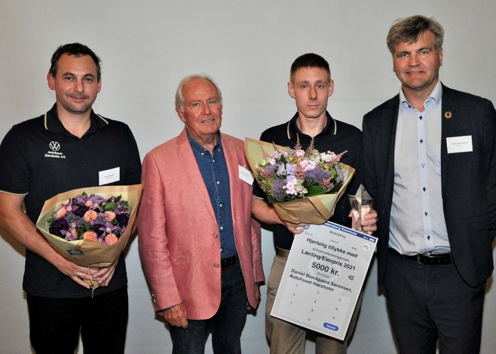 Årets prisvinder ses her mellem John Hemming og Thomas Lykke Pedersen, mens mester Kasper Rømeling står længst til venstre.