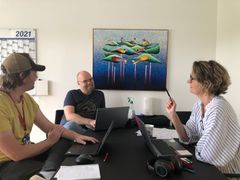 På Guldborgsund-bibliotekerne består arbejdsgruppen af Anders Peetz-Schou Nielsen, Anders Michael Helms og Pia Gunilla Park, der sammen med de andre aktører arbejder intensivt på arrangementet. Foto: Guldborgsund-bibliotekerne