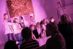 Tusindvis af skolebørn og deres lærere kan dygtiggøre sig i danskfaget gennem mødet med scenekunsten. Foto: Aarhus Teater/Mikkel Christensen