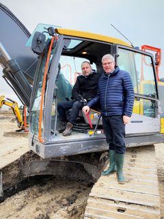 Spaden var opgraderet til gravko, da Hjørrings borgmester, Arne Boelt, og Jacob Borring Møller, direktør i Biltema, sammen tog det første spadestik til detailkædens næste gigantvarehus. Foto: PR.