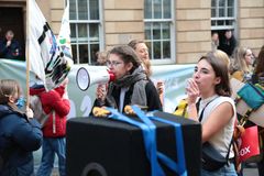 Børn udtrykker deres bekymring for fremtiden i en Fridays for Future-demonstration under COP26 i Skotland. Foto: Howard Elwyn-Jones/UNICEF