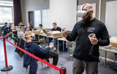 Underviser og teknologikonsulent (VIHDA), Niclas Andreasen, demonstrerer VR-teknikken