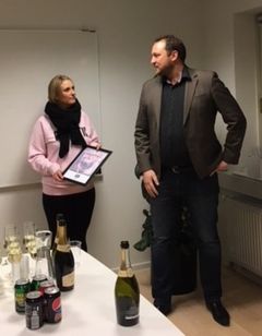 TAK FOR JERES OVERSKUD: Nynne fra hjemmeplejen Lundtofte tog imod diplomet fra GF København Nord og fik tak for altid at have tid til smil og opmuntring på trods af tidspres.