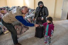 Mission Øst har givet vinterhjælp til fordrevne i Nordirak siden 2014. På billedet er generalsekretær Kim Hartzner i aktion. Nu gælder det ofre for krigen i og omkring Mosul.