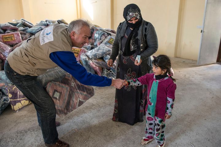 Mission Øst har givet vinterhjælp til fordrevne i Nordirak siden 2014. På billedet er generalsekretær Kim Hartzner i aktion. Nu gælder det ofre for krigen i og omkring Mosul.