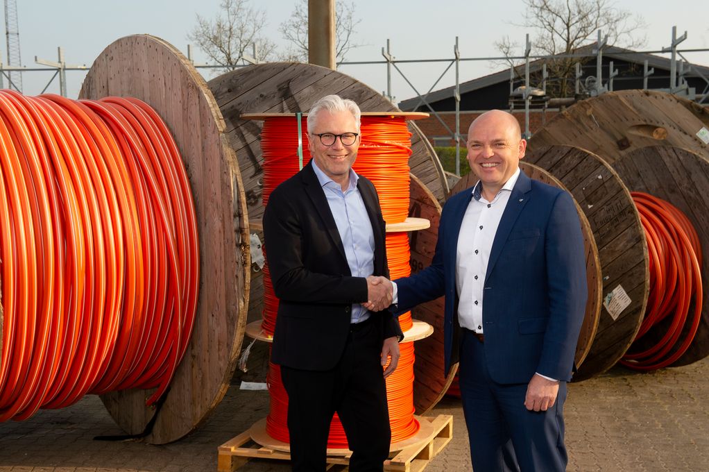 Jesper Hansen, adm. direktør hos Telenor og Mads Brøgger, kommerciel direktør hos Eniig giver håndslag på den nye samarbejdsaftale.