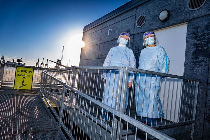 Testcenter-medarbejdere er ved at gøre klar til, at Testcenter Aarhus 1. februar kan flytte til Vaccinationscenter Aarhus Ø.
Foto: Tonny Foghmar