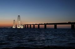Storebæltsbroen er blandt de steder i Danmark, der slukker lyset på lørdag d. 27. marts kl. 20.30. Pressefoto: Sund & Bælt