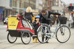 En cykelanhænger er det billige og fleksible alternativ. Den kan nemt flyttes fra cykel til cykel, og mange af dem kan samtidig bruges som gåvogn. Foto: PR.