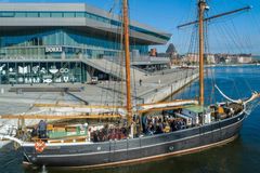 Den mere en 100 årige gamle skonnert Brita Leth sejler daglig skoleelever ud på Aarhus Bugt, hvor de selv tager prøver
