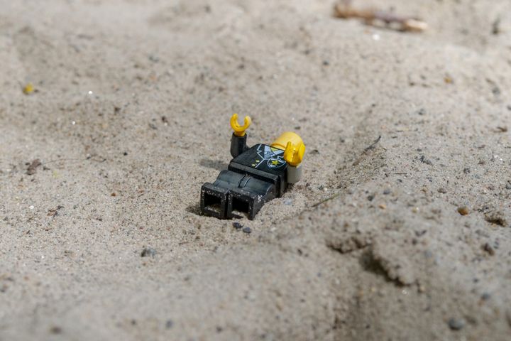 Der ligger mange mærkelige ting på de danske strande. Alt for meget plastik. Og alt for meget, der i hvert fald ikke hører til der. Over 6.000 stykker affald blev det til på 4,5 kilometer kystrækning. Foto: WWF Verdensnaturfonden