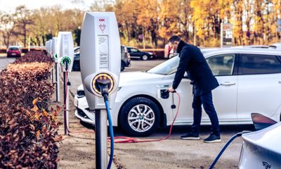 Medarbejdere og gæster hos Coop kan benytte ladestanderne, som OK har opsat. Fotograf: Steen Knarberg