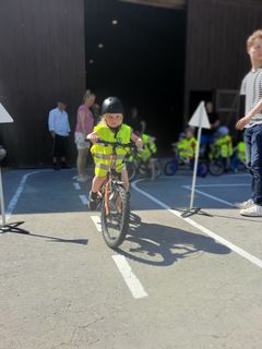KLAR, PARAT, START: Cykelbanen i Maglebjerg Skov blev officielt indviet, og børnene førte an. (Foto: Rasmus Gade)