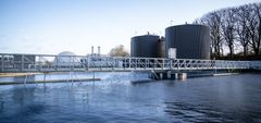 Sådan foregår spildevandsrensning i Fredericia:
Fredericia Spildevand og Energi modtager cirka 10 mio. m3 spildevand årligt. Gennem en række rensetrin fjernes først fremmedlegemer, fedt og sand. Efterfølgende omsættes organisk stof, og fosfor og kvælstof reduceres betydeligt, inden det rensede spildevand udledes til Lillebælt - 96-98 procent renset. Slammet fra renseprocessen anvendes til produktion af biogas, som omsættes til el og varme. Den organiske rest efter bioforgasning bruges til jordforbedring - primært i landbruget. Foto: Kresten Vestbjerg Thyø