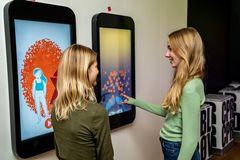 The Animation Workshop har lavet en ”diskriminationsmaskine" i form af to oversize-mobiltelefoner. Det skal illustrere, hvordan vi hver dag fodrer vores telefoner og computere med data om os selv. Foto: Kasper Hornbæk og Science Museerne.