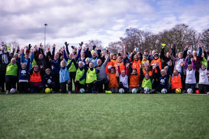 Fodbold kombinerer sundhedsfremme med sjov og kammeratskab. Her hos seniorerne, som dyrker fodbold fitness.Foto: Oliver Hardt, UEFA