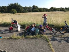 Furesøs børn skal have mod på at gå på opdagelse. Her er det en 0. klasse fra Jonstrup, der har flyttet skolen ud på Flyvestationens landingsbaner.