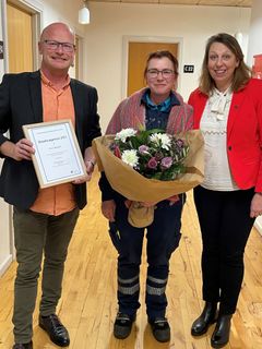 Lars og Pia Mølgaard, stifter af fonden, modtog prisen til Huset Mølgaard sammen med indstiller Anna-Lise Dahl Thorstesen (i midten). Foto: Billund Kommune