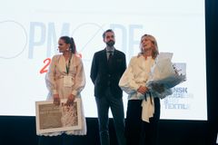 Dansk Mode & Textils As Øland og Simon Hansen uddeler Next Level Award til Britt Sisseck på TOPMØDE 2019.