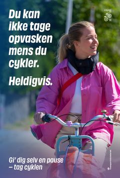 Kampagnen ”Gi dig selv en pause – tag cyklen” henvender sig til alle de voksne, der har gemt cyklen langt væk i skuret. Foto: Vejdirektoratet.