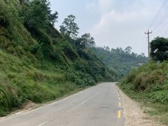 En del af vejen ligger i bjergrigt terræn, hvilket gør udvidelsen af vejen udfordrende. Foto: Sweco.