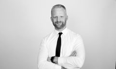 ”Skønhedsindustrien har selv været med til at skabe problemet med de kvindelige stereotyper. Derfor vil vi også være en del af løsningen”, lyder det fra Jakob Marum, administrerende direktør hos Nilens Jord. Foto: Nilens Jord