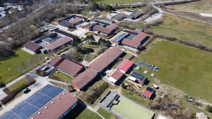Hampelandskolen, der her ses fra oven, bliver den første af Egedal Kommunes skoler, der bliver renoveret. Foto: Egedal Kommune.