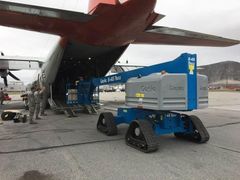 Genie-liften på vej ind i Hercules-transportflyet. Foto: PR.