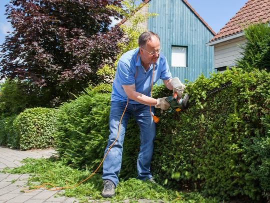 HAVEARBEJDE: Havearbejde sender hvert år tusindvis af danskere på skadesstuen. Derfor bør man tage sine forholdsregler og angribe haven med omtanke, lyder det fra GF Forsikring.