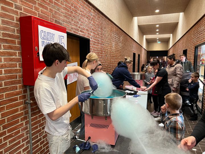 Det var elevernes festival og derfor selvfølgelig også dem, der serverede bl.a. candy floss. Foto: Billund Kommune