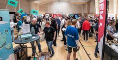 300 unge, nogle med deres forældre, besøgte Fritidsjob i Esbjerg Kommunes første Fritidsjobmesse, hvor de unge kunne se og tale med over 30 af de arbejdsgivere, der søger fritidsjobbere. Foto: Esbjerg Kommune