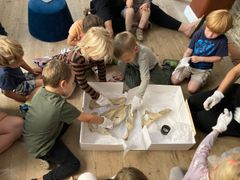 Børn fra Børnehuset Spirebakken var med til at sætte præg på udstillingen MIG & MIN BY, som åbnede på Roskilde Museum i efteråret 2022. Foto Kristian Grøndahl /ROMU