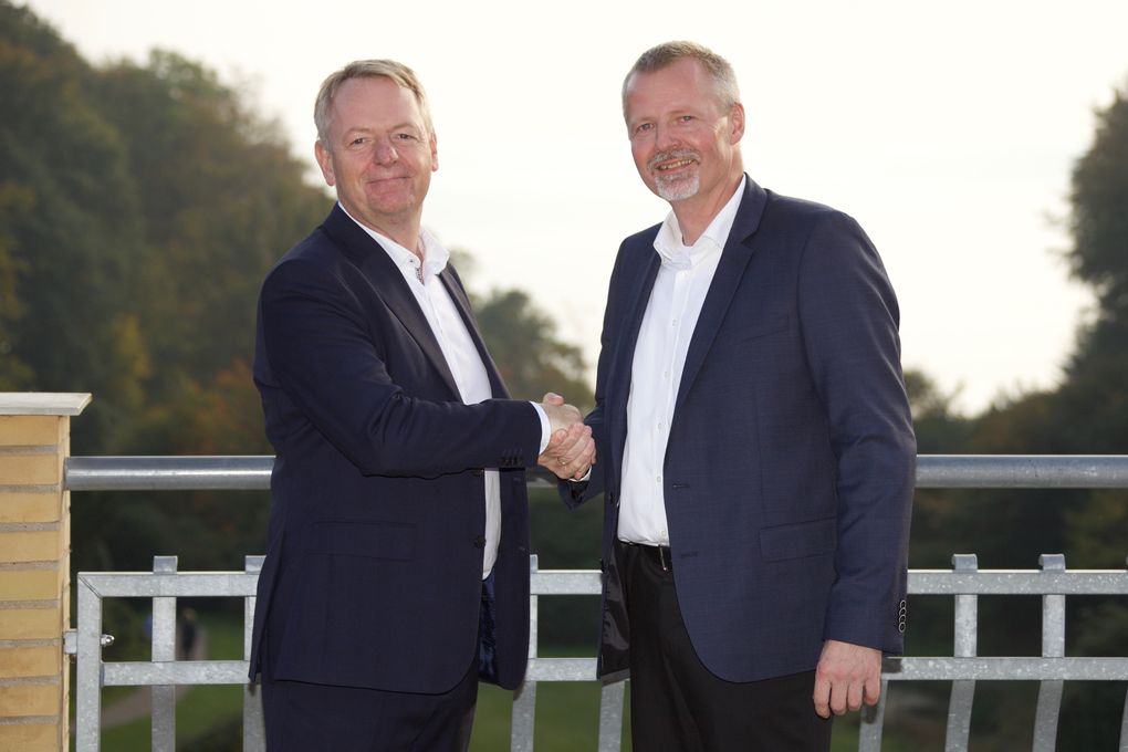 Niels Duedahl, SE og Martin Romvig, Eniig, giver håndslag på den nye aftale