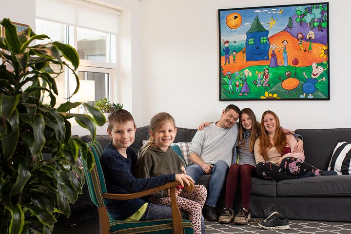 Familien er blevet bedre til at tale sammen og har langt færre konflikter i hverdagen efter hjælp i Barnets Blå Hus og kommunens misbrugscenter. Foto: Jens Peter Engedal.