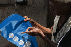 Instruktioner og symboler er udviklet i samarbejde med lokale i Uganda og Kenya. SolarSack