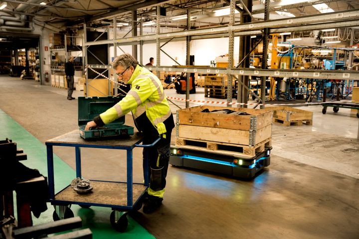 Kverneland ser hur ämnena förflyttas i fabriken och var det är särskilt meningsfullt att transportera ämnen med mobila robotar i linjetrafik eller på taxiturer.