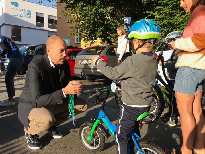 En god cykelkultur grundlægges tidligt, lød det fra sundhedsminister Magnus Heunicke, da han sammen med Cyklistforbundet besøgte Langelinieskolen. Skolen har i år otte klasse tilmeldt Cyklistforbundets kampagne Alle Børn Cykler.