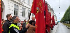 Medlemmer af 3F demonstrerer foran Arbejdsretten den 2. juli 2021, da sagen mellem 3F og Jensens Bøfhus indledes.