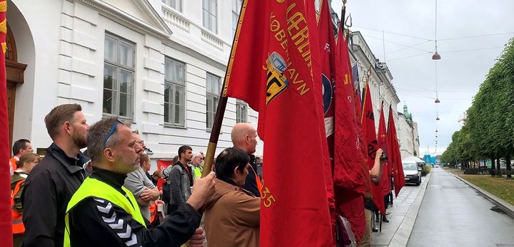 Medlemmer af 3F demonstrerer foran Arbejdsretten den 2. juli 2021, da sagen mellem 3F og Jensens Bøfhus indledes.