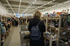Genbrugsgaver er et hit under juletræet. Kunderne siger til vores personale, at de gerne vil finde noget unikt til den, der skal modtage gaven, fortæller direktør Morten Bøjland fra Kirppu, der driver 10 loppesupermarkeder over hele landet.