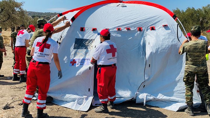 Røde Kors frivillige opsætter telte i den midlertidige lejr Kara Tepe.