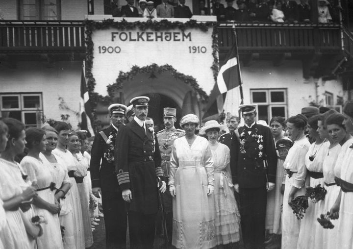Kong Christian 10., Dronning Alexandrine, Kronprins Frederik og Arveprins Knud foran Folkehjem i Aabenraa 10. juli 1920. Foto: Museum Sønderjylland